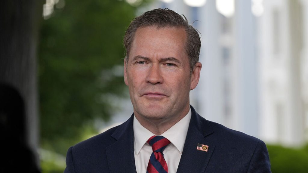 Μ.Γουόλτς: Η στιγμή που ο Αμερικανός πρέσβης στον ΟΗΕ κάνει push-ups με πεζοναύτες στη Γενεύη (βίντεο)