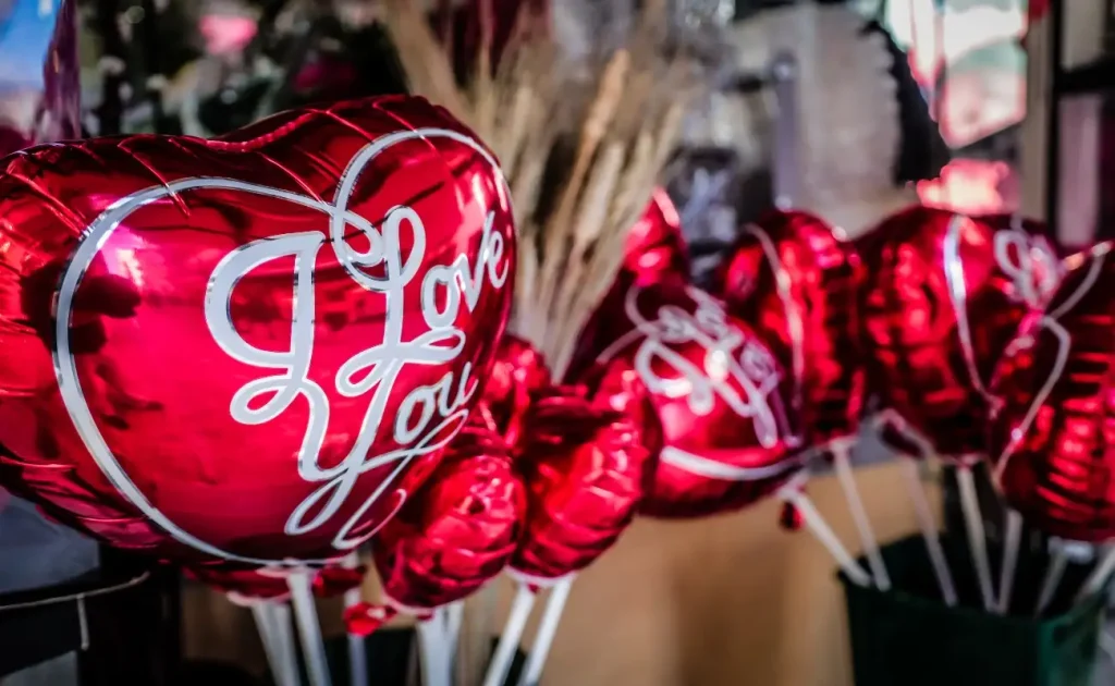 Η ημέρα του Αγίου Βαλεντίνου ενισχύει την αγορά: Tι αγοράζουν οι Έλληνες και πού κάνουν κρατήσεις