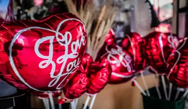 Η ημέρα του Αγίου Βαλεντίνου ενισχύει την αγορά: Tι αγοράζουν οι Έλληνες και πού κάνουν κρατήσεις