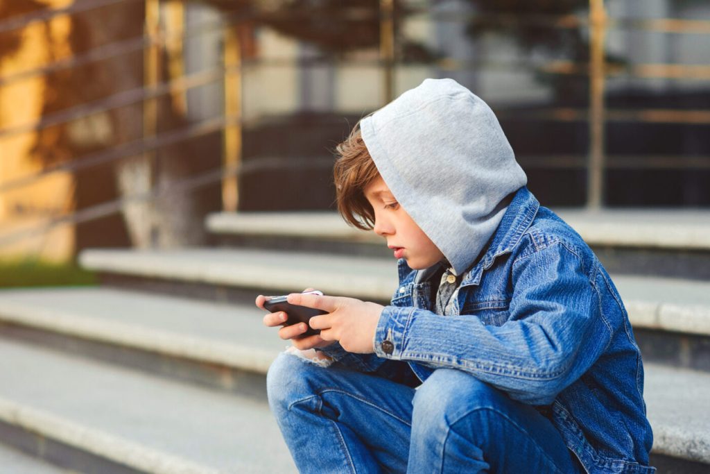 Έρευνα: Τα ποσοστά εθισμού στο διαδίκτυο σε παιδιά και εφήβους έχουν σχεδόν διπλασιαστεί μετά την πανδημία