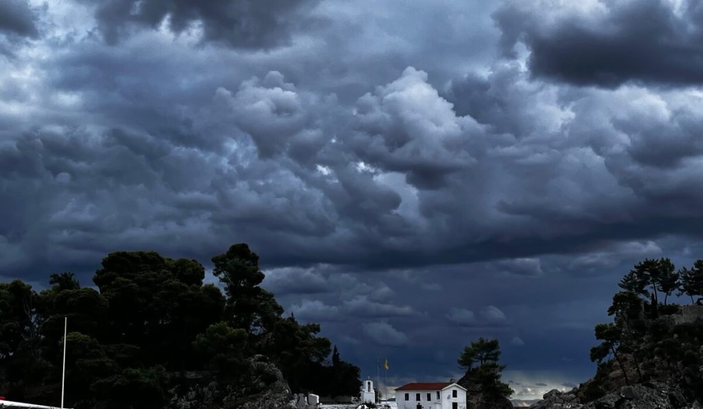 Έκτακτο δελτίο επιδείνωσης καιρού από την ΕΜΥ: Οι περιοχές με «πορτοκαλί προειδοποίηση»