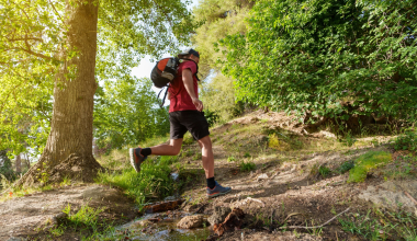 Rucking: Η στρατιωτική μέθοδος που μετατρέπει την απλή βόλτα σε ολοκληρωμένη προπόνηση