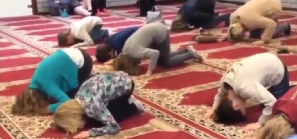 Βίντεο: Στην Δανία πάνε τα παιδιά των λευκών και χριστιανικών οικογενειών σε τζαμιά για να τα συνηθίσουν!