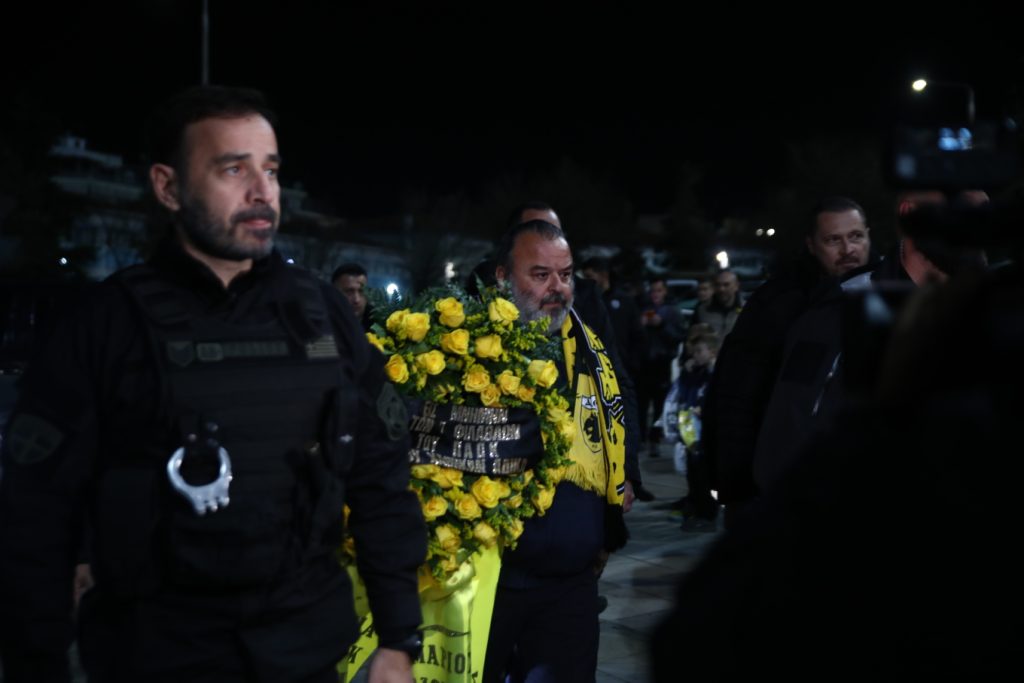 Μ.Ηλιόπουλος: Άφησε λουλούδια στο μνημείο των οπαδών του ΠΑΟΚ που σκοτώθηκαν στη Ρουμανία