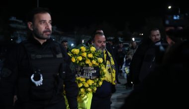 Μ.Ηλιόπουλος: Άφησε λουλούδια στο μνημείο των οπαδών του ΠΑΟΚ που σκοτώθηκαν στη Ρουμανία