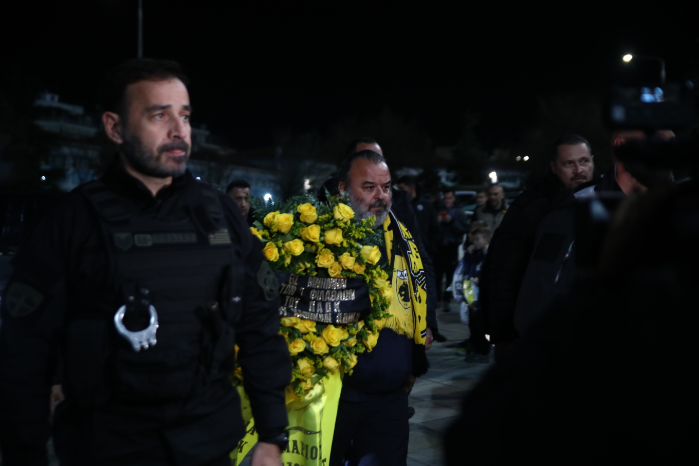 Μ.Ηλιόπουλος: Άφησε λουλούδια στο μνημείο των οπαδών του ΠΑΟΚ που σκοτώθηκαν στη Ρουμανία