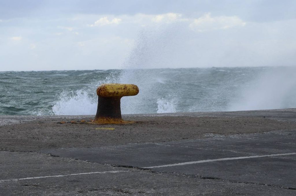 Σε ισχύ το απαγορευτικό απόπλου λόγω των ισχυρών ανέμων: Σε ποια λιμάνια είναι δεμένα τα πλοία