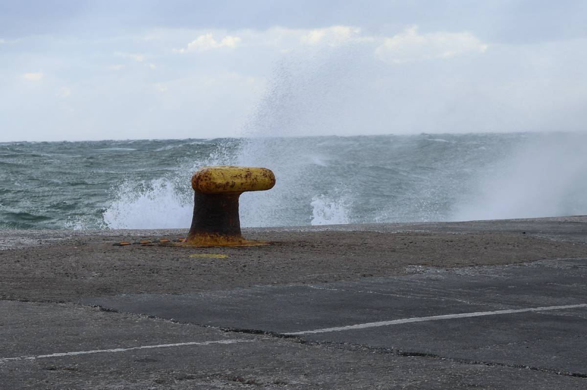Σε ισχύ το απαγορευτικό απόπλου λόγω των ισχυρών ανέμων: Σε ποια λιμάνια είναι δεμένα τα πλοία