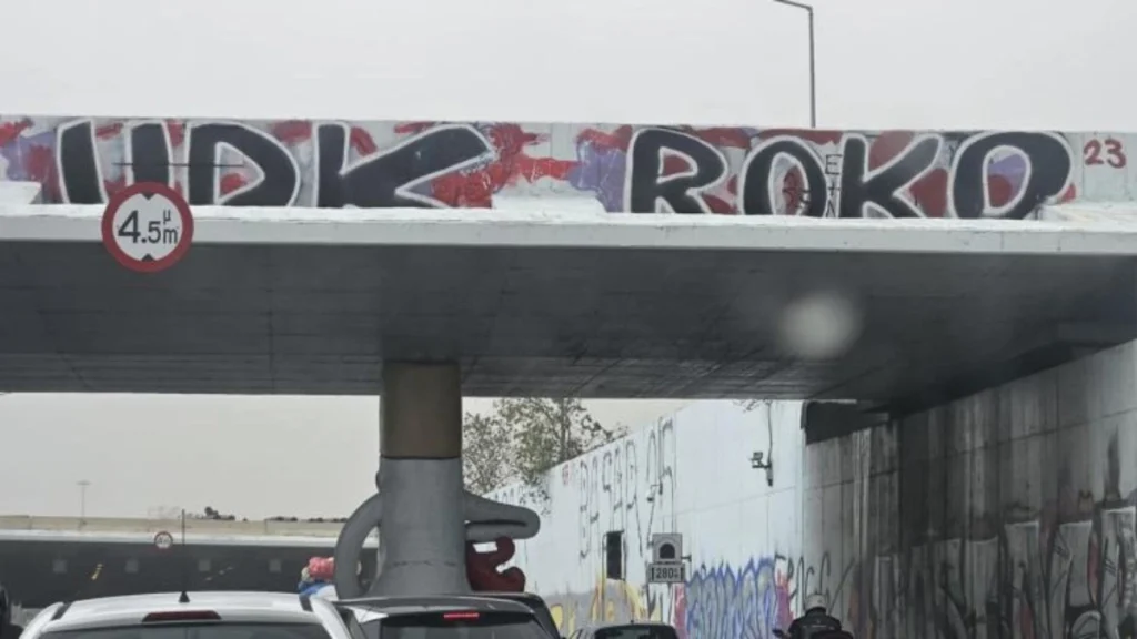 Πειραιάς: Άρμα του καρναβαλιού «σφήνωσε» σε γέφυρα στην παλιά Ποσειδώνος (φωτο)