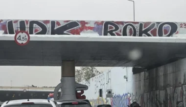 Πειραιάς: Άρμα του καρναβαλιού «σφήνωσε» σε γέφυρα στην παλιά Ποσειδώνος (φωτο)