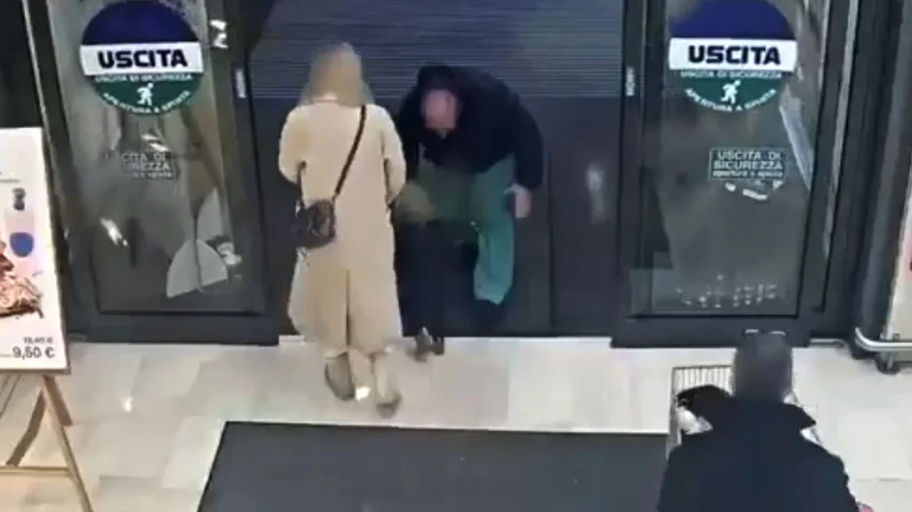 Βίντεο: H στιγμή που Ρουμάνος επιχειρεί να αρπάξει κοριτσάκι από τα χέρια της μαμάς του σε σούπερ μάρκετ!