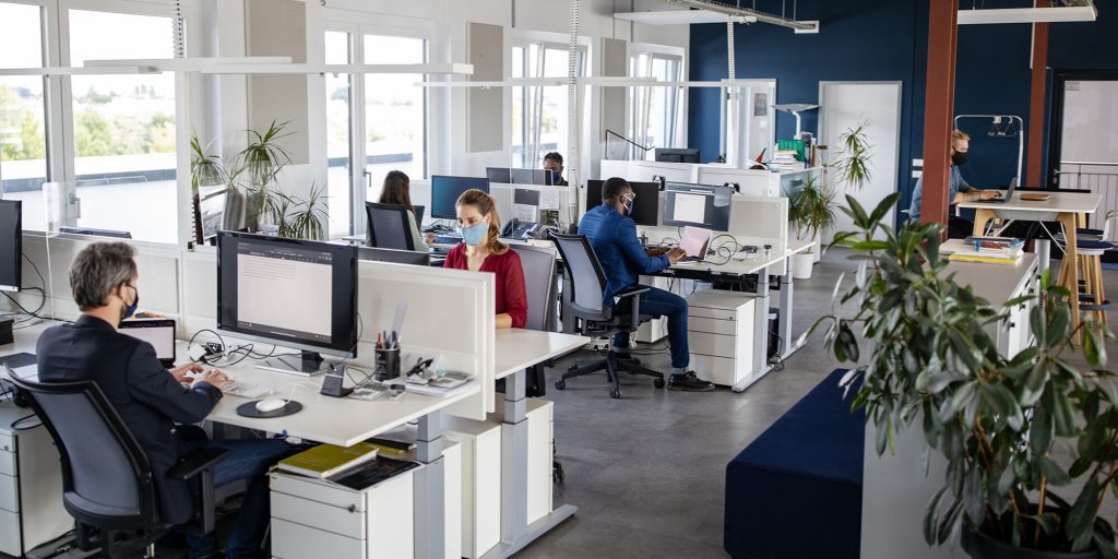 Βρετανία: «Οι άντρες  μπορούν πλέον να ντύνονται ως γυναίκες στην εργασία  τους»!