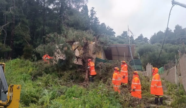 Στο Κατάκολο ειδικό συνεργείο από την Αθήνα για την απομάκρυνση του βράχου των 40 τόνων (βίντεο)