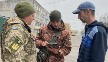 Βίντεο: Ουκρανοί στρατολόγοι χαστουκίζουν γυναίκα που προσπαθεί να τους εμποδίσει να συλλάβουν τον άνδρα της