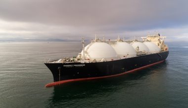 Δεξαμενόπλοιο που μετέφερε 170.000 τόνους LNG στη Γερμανία κόλλησε στον πάγο (βίντεο)