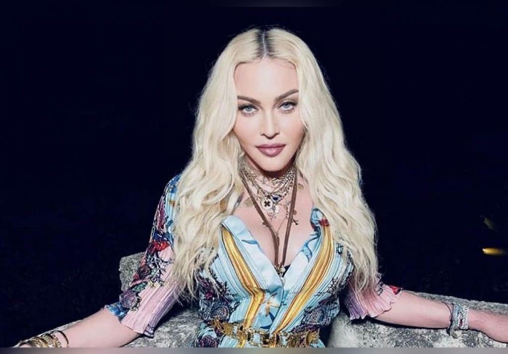 Οι σέξι φωτογραφίες της Μαντόνα για την ημέρα του Αγίου Βαλεντίνου: Ποζάρει με εσώρουχα και γούνα (φώτο)