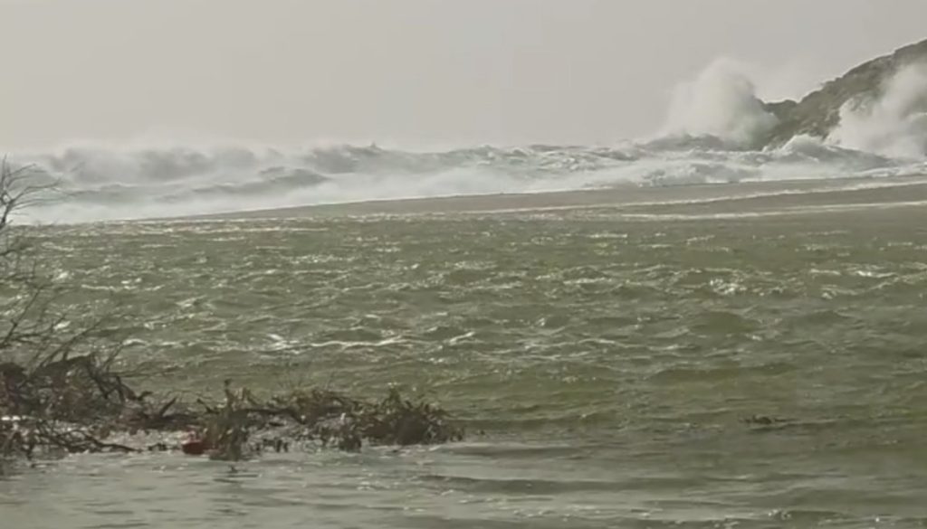 Αγράρι Μυκόνου: Τα κύματα έχουν καλύψει παραλία πλάτους 70 μέτρων! (βίντεο)