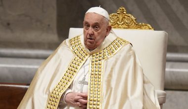 Ο Στιβ Μπάνον προσπάθησε να στρατολογήσει τον Τζέφρι Έπσταϊν στην εκστρατεία του εναντίον του Πάπα Φραγκίσκου