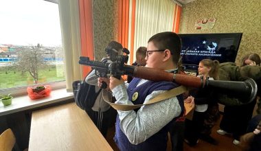 Βίντεο: Στην Ρωσία οι μαθητές εκπαιδεύονται στα όπλα μέσα στην αίθουσα διδασκαλίας με πραγματικά πυρά!