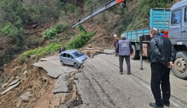 Παραλίγο τραγωδία στα Τζουμέρκα: Καθίζηση 60 μέτρων σε επαρχιακό δρόμο – Από θαύμα γλίτωσε ΙΧ με 2 επιβαίνοντες