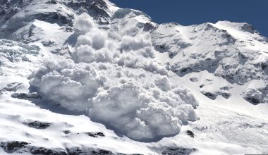 Βίντεο: Ελικόπτερο προκάλεσε σκόπιμα χιονοστιβάδα στις γαλλικές Άλπεις στο πλαίσιο προληπτικών μέτρων ασφαλείας