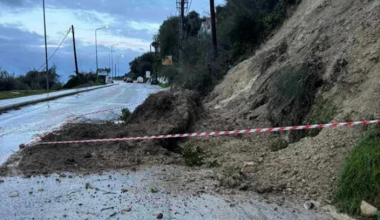 Η κακοκαιρία «σάρωσε» Ήπειρο και Δυτική Ελλάδα: Κατολισθήσεις, πτώσεις βράχων και φερτά υλικά στους δρόμους (φώτο)