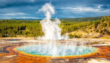 Yellowstone: Υπάρχει κίνδυνος να «ξυπνήσει» το υπέρ-ηφαίστειο;