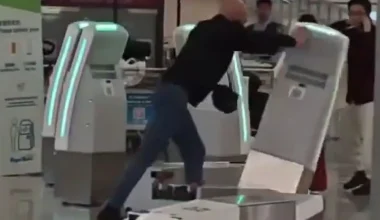 Χονγκ Κονγκ: Η στιγμή που Βρετανός σε κατάσταση «αμόκ» διαλύει 10 γκισέ check in στο αεροδρόμιο (βίντεο)