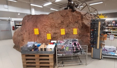 Το σούπερ μάρκετ στην Εσθονία που «χτίστηκε» γύρω από έναν ογκόλιθο 10.000 ετών (φώτο)