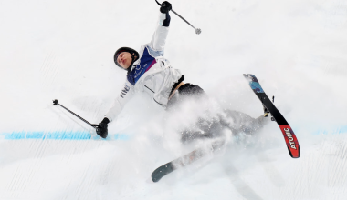 Τρομακτική προσγείωση για τον 18χρονο Φινλανδό σκιέρ Elias Lajunen στους Χειμερινούς Ολυμπιακούς (βίντεο)