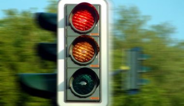 Αυτός είναι ο λόγος που στα νέα φανάρια το κόκκινο και το πορτοκαλί ανάβουν ταυτόχρονα: Tι πρέπει να κάνετε