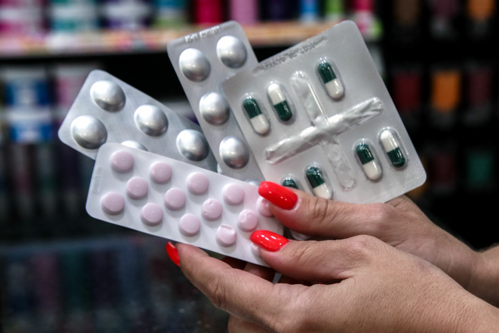 Ξεκινά η δωρεάν διάθεση των Φαρμάκων Υψηλού Κόστους από τα φαρμακεία της γειτονιάς – Ποια η διαδικασία