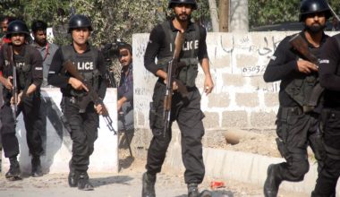 Πακιστάν: Τουλάχιστον δύο νεκροί και 17 τραυματίες σε βομβιστική επίθεση έξω από αστυνομικό τμήμα