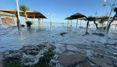 Κατερίνη: «Γίναμε Βενετία» – Πλημμύρισε το παραλιακό μέτωπο, αυτοκίνητα θάφτηκαν στην άμμο (βίντεο)