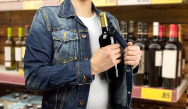 Εξαρθρώθηκε σπείρα που έκλεβε μπουκάλια με αλκοόλ από σούπερ μάρκετ – 9 συλλήψεις (βίντεο)