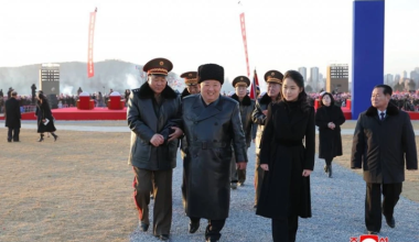 Β.Κορέα: Ο Κιμ Γιονγκ Ουν εγκαινίασε συνοικία για οικογένειες Βορειοκορεατών στρατιωτών που σκοτώθηκαν στη Ρωσία