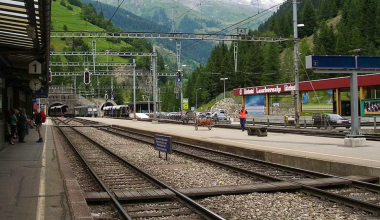 Ελβετία: Εκτροχιάστηκε τρένο με 80 επιβάτες – Χιονοστιβάδα έπληξε τη σιδηροδρομική γραμμή