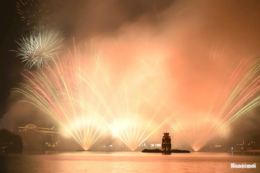 Βιετνάμ: H νύκτα έγινε μέρα στην πόλη Thanh Hóa – «Έπεφταν» πάνω από 100 πυροτεχνήματα το λεπτό! (βίντεο)