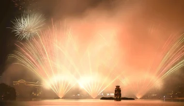 Βιετνάμ: H νύκτα έγινε μέρα στην πόλη Thanh Hóa – «Έπεφταν» πάνω από 100 πυροτεχνήματα το λεπτό! (βίντεο)