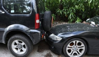 Τροχαίο στο Κολωνάκι: Στην Ευελπίδων η τραγουδίστρια που οδηγούσε μεθυσμένη και προκάλεσε χάος