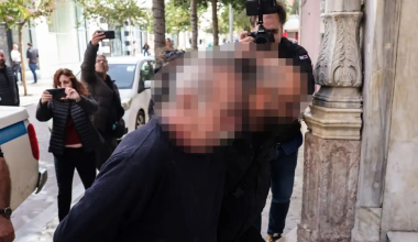 Δολοφονία στην Κρήτη: Απολογείται ο 64χρονος αδελφοκτόνος – «Τον τελείωσα με το μαχαίρι στο λάρυγγα»