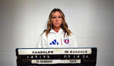 ΗΠΑ: Συνελήφθη γραμματέας Γυμνασίου που έκανε σεξ με δύο μαθητές – Την ξυλοκόπησε ο σύζυγός της