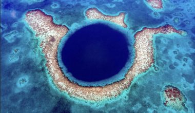 Ανοικτά του Μεξικού η βαθύτερη «μπλε τρύπα» των ωκεανών: Άγνωστο πού ακριβώς βρίσκεται ο πυθμένας της!
