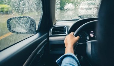 Οδήγηση στη βροχή: Όσα πρέπει να προσέξετε – Τα λάθη που κάνουν την κατάσταση χειρότερη