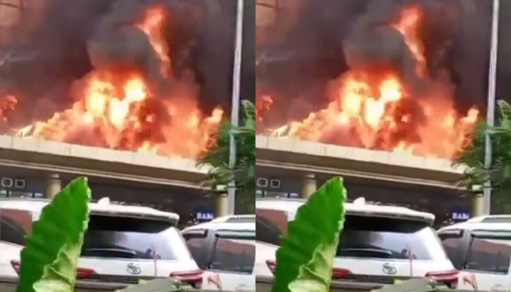 Βίντεο: Μεγάλη φωτιά σε εμπορικό κέντρο στην Ινδονησία – Το κτίριο παραδόθηκε στις φλόγες