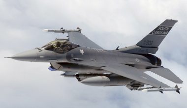 Παρατηρητές αναφέρουν μετασταθμεύσεις αμερικανικών μαχητικών F-22 και F-16 στη Σούδα