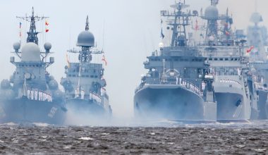 Η Ρωσία ανακοίνωσε ότι τα πετρελαιοφόρα και τα φορτηγά πλοία της θα προστατεύονται πλέον από τον ρωσικό στόλο