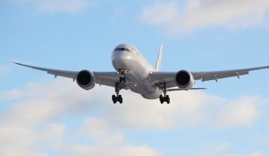 «Πανικός» σε πτήση προς τη Θεσσαλονίκη: Μεθυσμένος επιβάτης έβριζε και πετούσε μπουκάλια με νερό