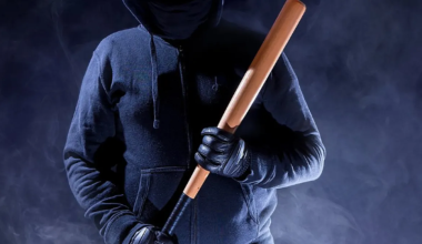 Τρόμος για 22χρονο στην Αργυρούπολη: Τον ρώτησαν «τι ομάδα είναι», του επιτέθηκαν με ρόπαλο και τον λήστεψαν