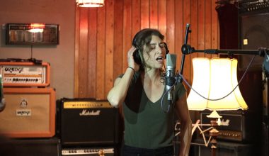 Η γνωστή τραγουδίστρια Αγγελική Σύρκου υπό την επήρεια αλκοόλ πήρε «παραμάζωμα» παρκαρισμένα αυτοκίνητα στο Κολωνάκ